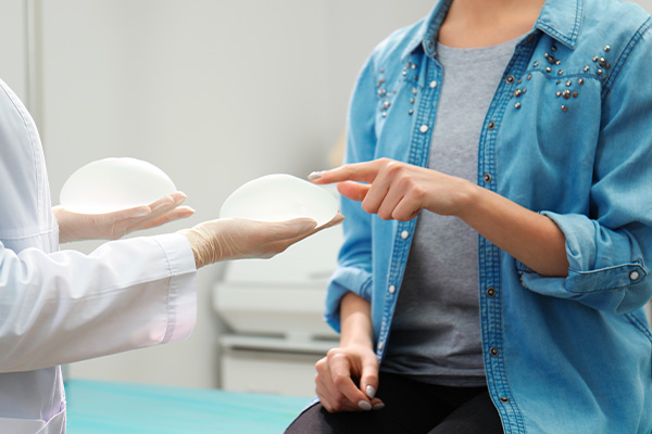 protheses mammaire patientes a savoir chirurgie mammaire chirurgie des seins dr henri derhy chirurgien esthetique specialiste chirurgie plastique reconstructrice paris